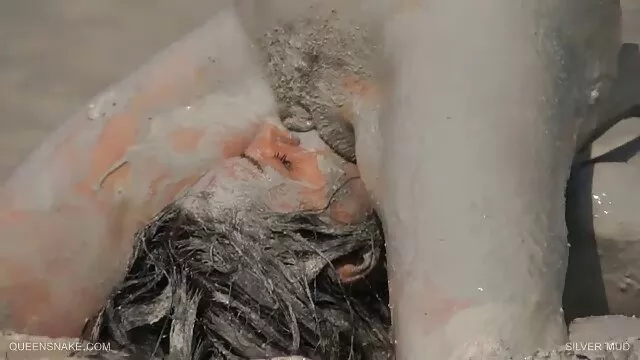 Harley cho thấy lông thân web sex nhật thể trần truồng trên ghế dài