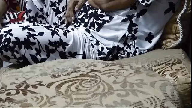 Bà chủ kéo lên váy của cô và sau đó đã giới thiệu một người khổng phim xsex nhat ban lồ, da đen, rooster với lông